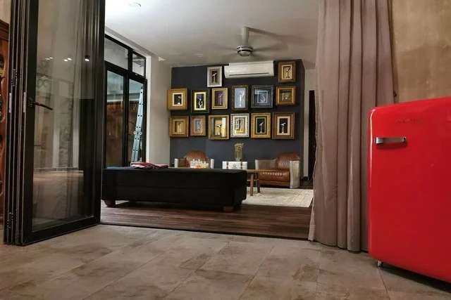 10 Potret Rumah Amy Search Pelantun Lagu ‘Isabella’, Bak Istana Rocker, Penuh Tempelan Gambar!