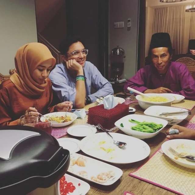 10 Potret Rumah Amy Search Pelantun Lagu ‘Isabella’, Bak Istana Rocker, Penuh Tempelan Gambar!