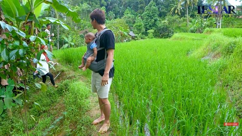 10 Potret Sawah Baby Leslar yang Luasnya Gak Ketulungan, Juragan Sejak Bayi!