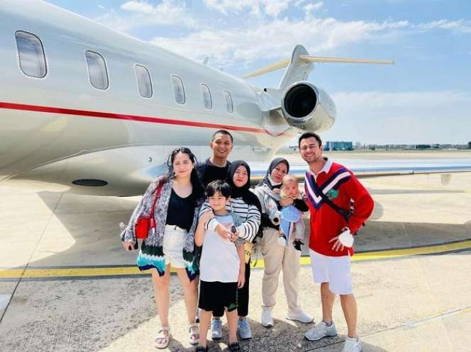 Gaya Rini Pengasuh Rayyanza Saat Diajak Liburan ke Eropa Naik Jet Pribadi, Netizen Malah Soroti Penampilannya