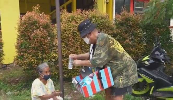 Bergelimang Harta & Selalu Tampil Mewah, Lihat Potret Hotman Paris Jadi Penjual Gemblong di Puncak, Totalitas Banget! 