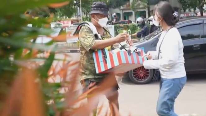 Bergelimang Harta & Selalu Tampil Mewah, Lihat Potret Hotman Paris Jadi Penjual Gemblong di Puncak, Totalitas Banget! 