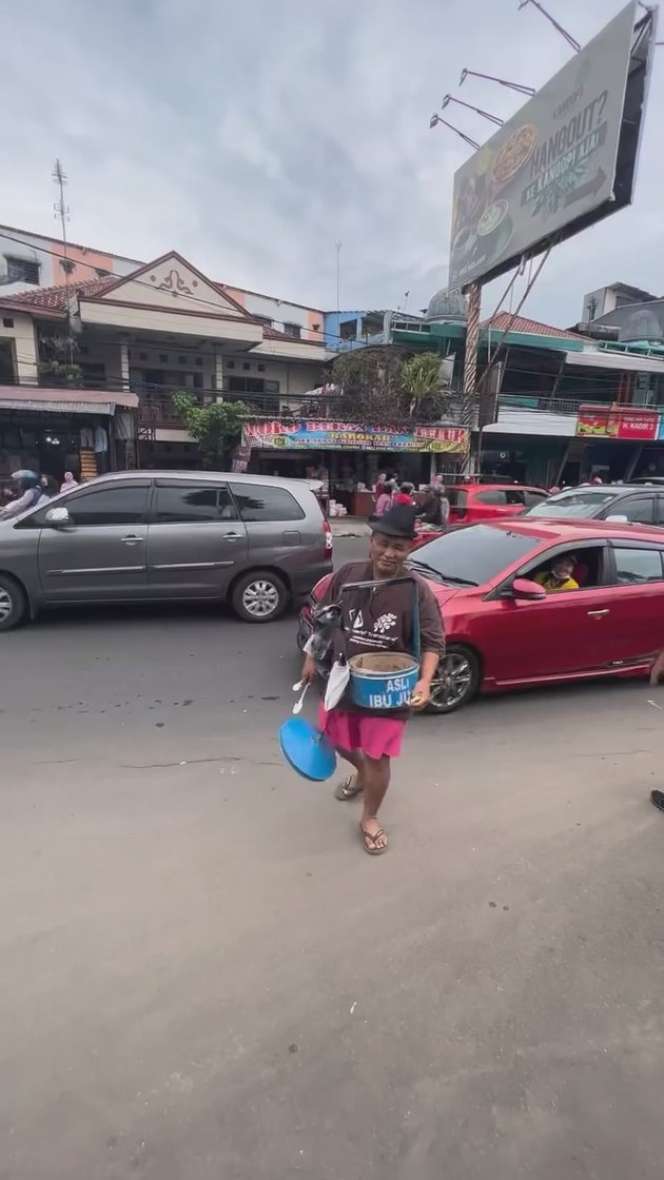 Bergelimang Harta & Selalu Tampil Mewah, Lihat Potret Hotman Paris Jadi Penjual Gemblong di Puncak, Totalitas Banget! 