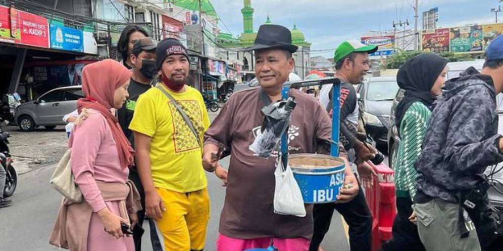 Bergelimang Harta & Selalu Tampil Mewah, Lihat Potret Hotman Paris Jadi Penjual Gemblong di Puncak, Totalitas Banget! 