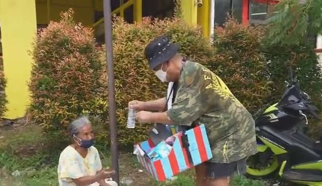 Bergelimang Harta & Selalu Tampil Mewah, Lihat Potret Hotman Paris Jadi Penjual Gemblong di Puncak, Totalitas Banget! 