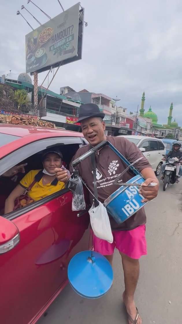 Bergelimang Harta & Selalu Tampil Mewah, Lihat Potret Hotman Paris Jadi Penjual Gemblong di Puncak, Totalitas Banget! 