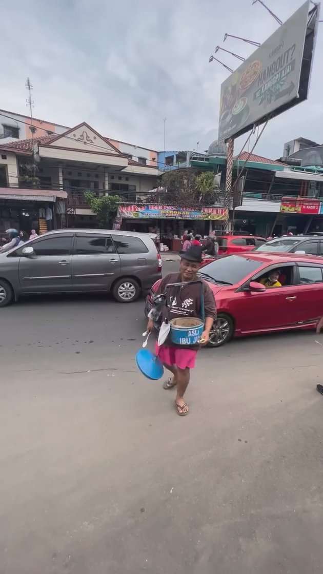 Bergelimang Harta & Selalu Tampil Mewah, Lihat Potret Hotman Paris Jadi Penjual Gemblong di Puncak, Totalitas Banget! 