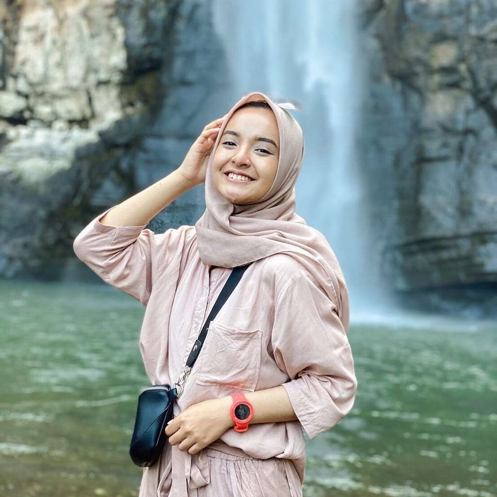 9 Potret Cantik Nabila Ishma, Kekasih Eril Putra Ridwan Kamil yang Jadi Sorotan, Bukan Orang Sembarangan!