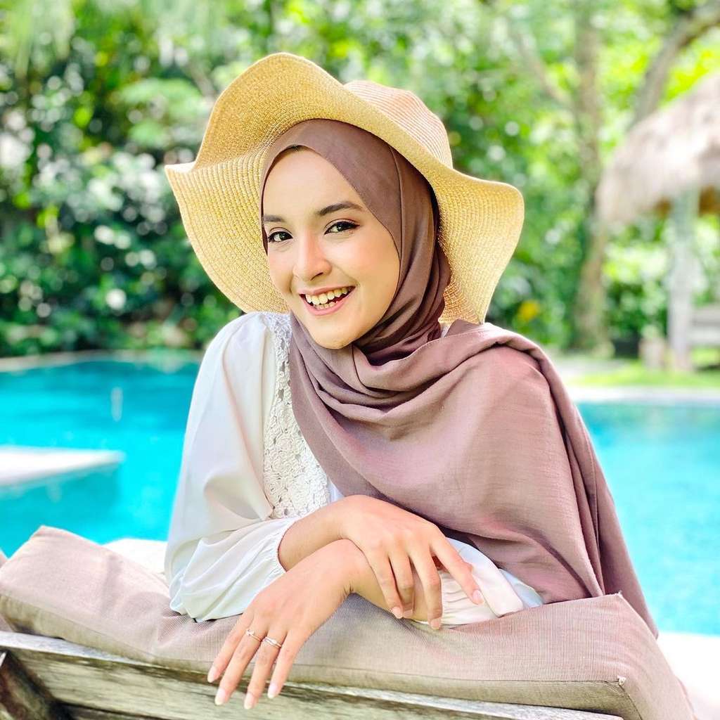 9 Potret Cantik Nabila Ishma, Kekasih Eril Putra Ridwan Kamil yang Jadi Sorotan, Bukan Orang Sembarangan!