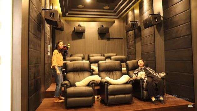 10 Potret Bioskop Pribadi di Rumah Artis, Milik Juragan99 Bentuknya Mirip Kolam Renang, Keren Abis!
