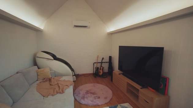 10 Potret Bioskop Pribadi di Rumah Artis, Milik Juragan99 Bentuknya Mirip Kolam Renang, Keren Abis!