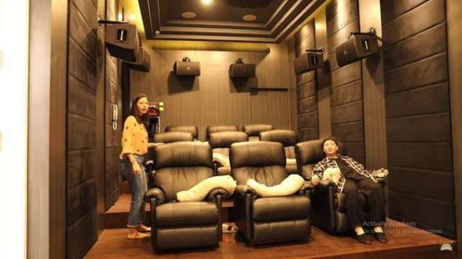 10 Potret Bioskop Pribadi di Rumah Artis, Milik Juragan99 Bentuknya Mirip Kolam Renang, Keren Abis!