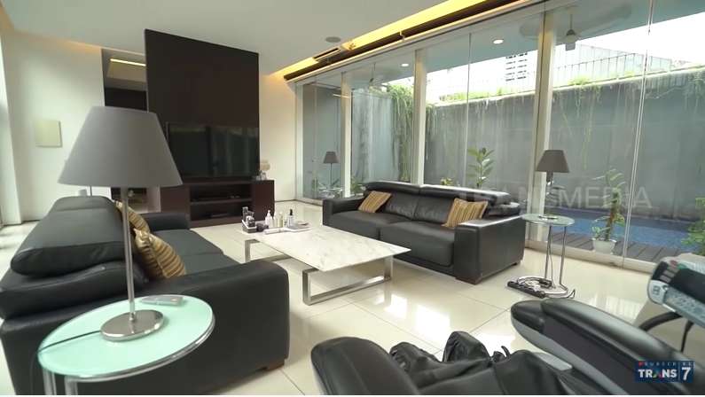 10 Potret Mewahnya Rumah Penyanyi 'Hot' Devi Demplon, Ternyata Sultan, Mewahnya Bikin Melongo!