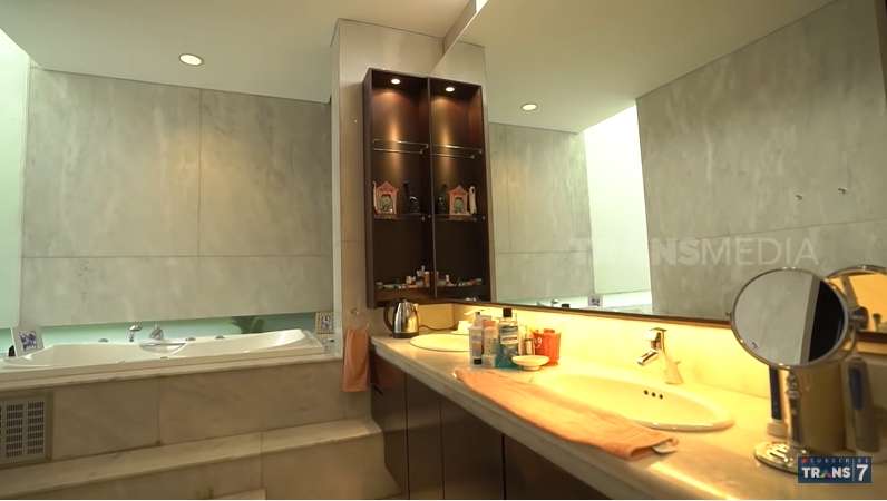 10 Potret Mewahnya Rumah Penyanyi 'Hot' Devi Demplon, Ternyata Sultan, Mewahnya Bikin Melongo!