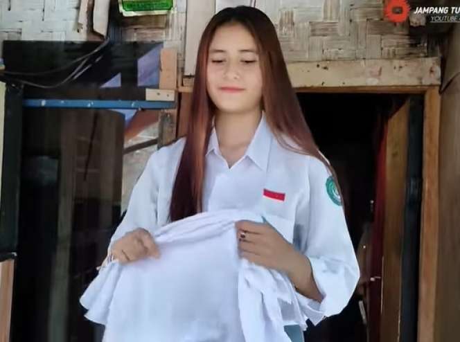 Potret Intan, Gadis Desa Keturunan Inggris Saat Berangkat Sekolah, Pesonanya Bikin Klepek-klepek!