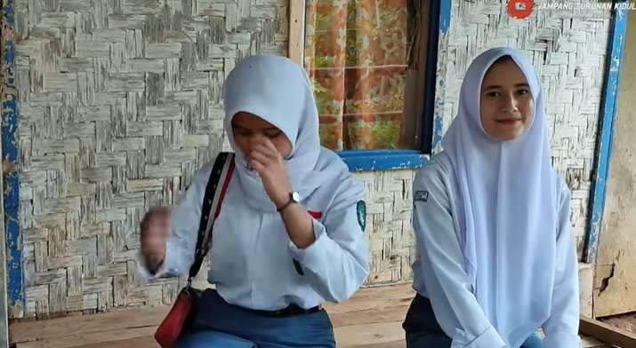 Potret Intan, Gadis Desa Keturunan Inggris Saat Berangkat Sekolah, Pesonanya Bikin Klepek-klepek!