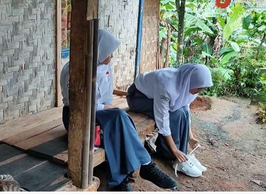 Potret Intan, Gadis Desa Keturunan Inggris Saat Berangkat Sekolah, Pesonanya Bikin Klepek-klepek!