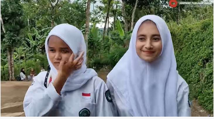 Potret Intan, Gadis Desa Keturunan Inggris Saat Berangkat Sekolah, Pesonanya Bikin Klepek-klepek!