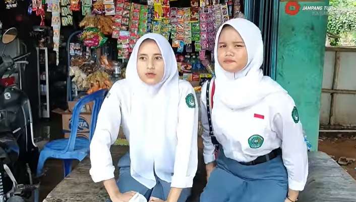 Potret Intan, Gadis Desa Keturunan Inggris Saat Berangkat Sekolah, Pesonanya Bikin Klepek-klepek!