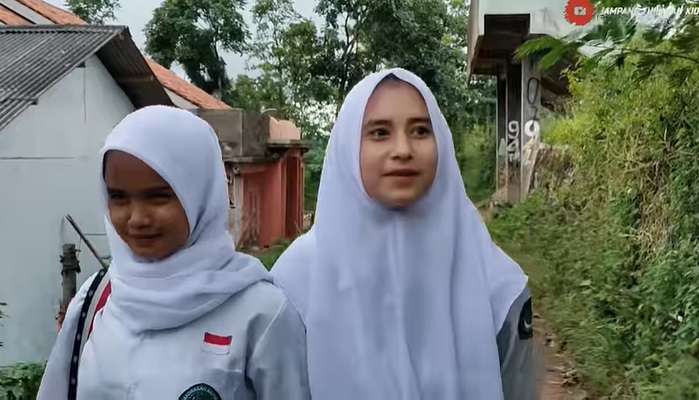 Potret Intan, Gadis Desa Keturunan Inggris Saat Berangkat Sekolah, Pesonanya Bikin Klepek-klepek!