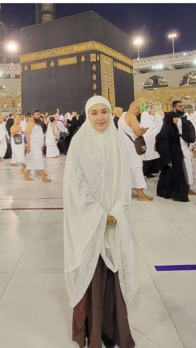 Wajah Pucat Ayu Ting Ting Saat Umroh Jadi Sorotan