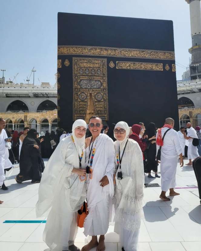 Wajah Pucat Ayu Ting Ting Saat Umroh Jadi Sorotan
