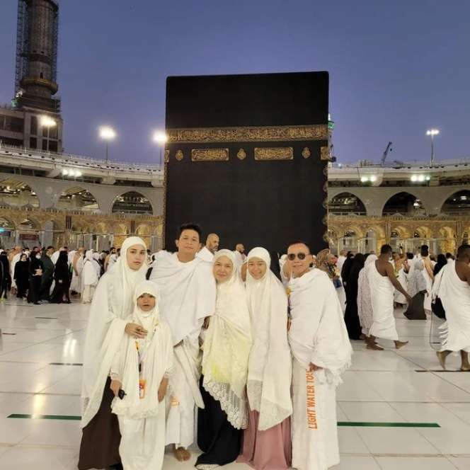Wajah Pucat Ayu Ting Ting Saat Umroh Jadi Sorotan