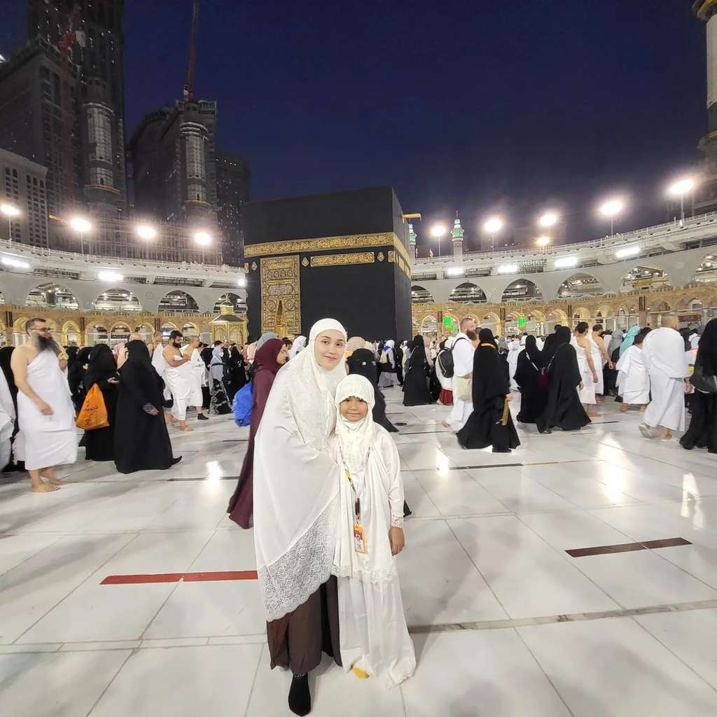 Wajah Pucat Ayu Ting Ting Saat Umroh Jadi Sorotan