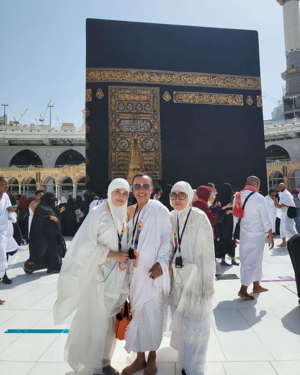 Wajah Pucat Ayu Ting Ting Saat Umroh Jadi Sorotan
