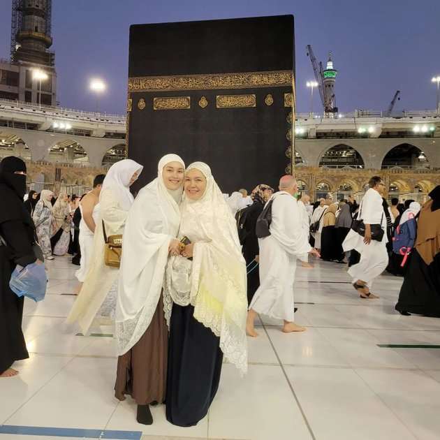 Wajah Pucat Ayu Ting Ting Saat Umroh Jadi Sorotan