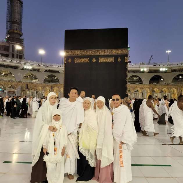 Wajah Pucat Ayu Ting Ting Saat Umroh Jadi Sorotan