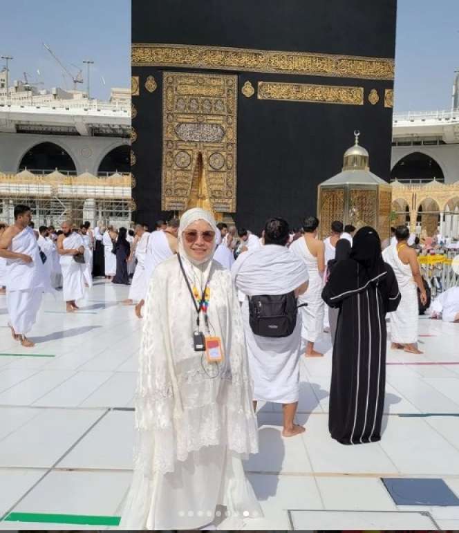 Banyak Unggah Momen Saat Umroh, Ini Potret Umi Kalsum Ibu Ayu Ting Ting yang Kena Tegur Warganet!