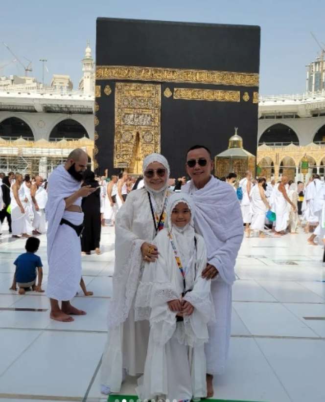 Banyak Unggah Momen Saat Umroh, Ini Potret Umi Kalsum Ibu Ayu Ting Ting yang Kena Tegur Warganet!