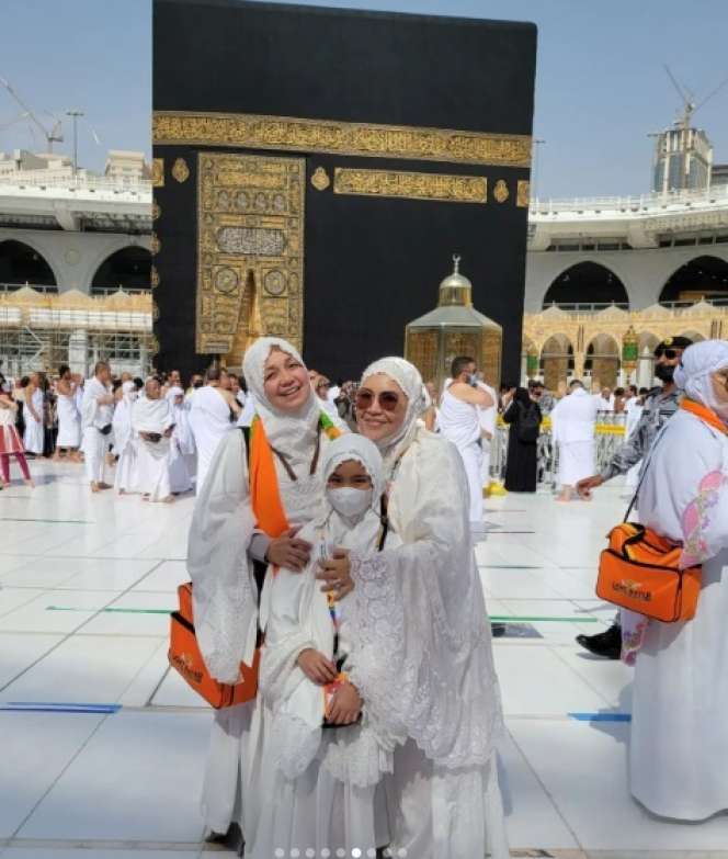 Banyak Unggah Momen Saat Umroh, Ini Potret Umi Kalsum Ibu Ayu Ting Ting yang Kena Tegur Warganet!