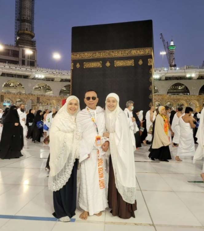 Banyak Unggah Momen Saat Umroh, Ini Potret Umi Kalsum Ibu Ayu Ting Ting yang Kena Tegur Warganet!