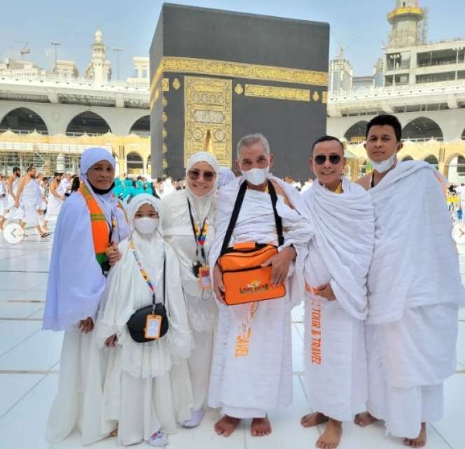 Banyak Unggah Momen Saat Umroh, Ini Potret Umi Kalsum Ibu Ayu Ting Ting yang Kena Tegur Warganet!
