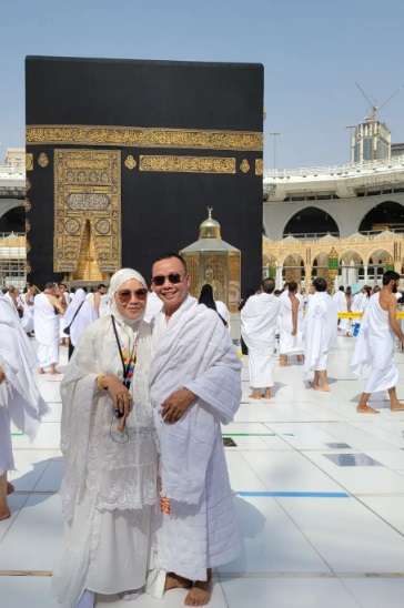 Banyak Unggah Momen Saat Umroh, Ini Potret Umi Kalsum Ibu Ayu Ting Ting yang Kena Tegur Warganet!