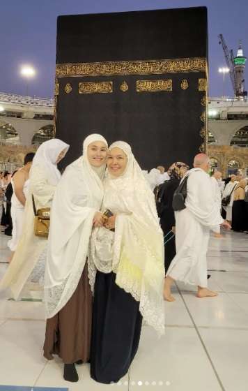 Banyak Unggah Momen Saat Umroh, Ini Potret Umi Kalsum Ibu Ayu Ting Ting yang Kena Tegur Warganet!