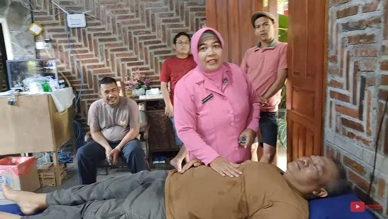 Ingat Dukun Ningsih Tinampi? Dulu Ngaku Bisa Panggil Nabi & Malaikat, Kabarnya Bikin Syok, Kini Diangkat Jadi Ibu Bhayangkari