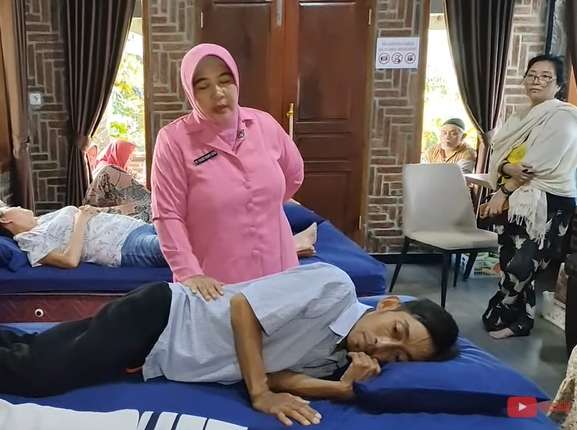 Ingat Dukun Ningsih Tinampi? Dulu Ngaku Bisa Panggil Nabi & Malaikat, Kabarnya Bikin Syok, Kini Diangkat Jadi Ibu Bhayangkari
