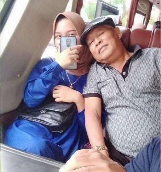 Ingat Kakek Sondani yang Nikahi Gadis 19 Tahun dengan Mahar Rp700 Juta? Kini Istri Terkesan Cuek & Malu, Lihat 6 Potretnya