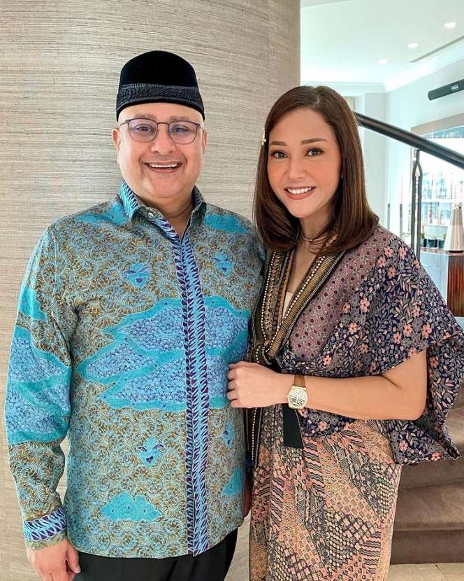8 Seleb Ini Ternyata Menikah dengan Teman Masa Kecil, Ada yang Sudah Pacaran 12 Tahun!