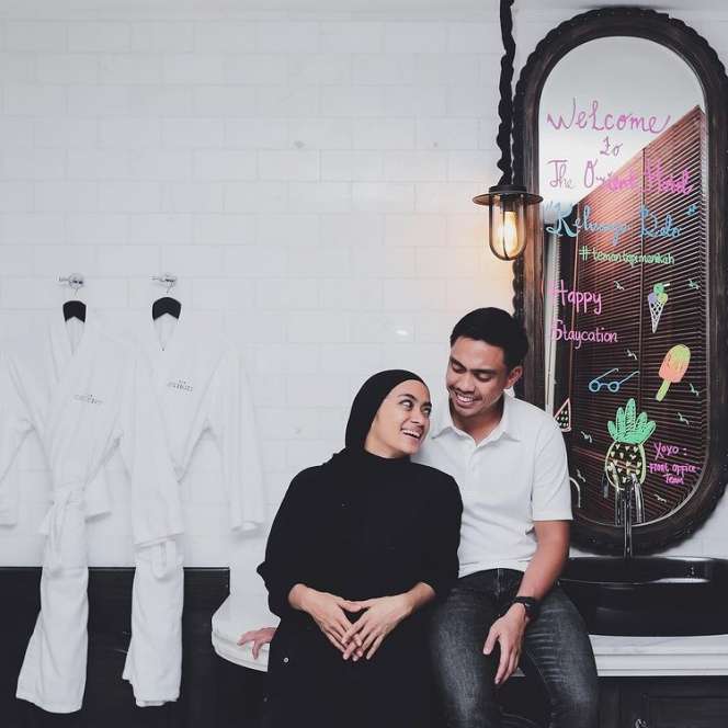 8 Seleb Ini Ternyata Menikah dengan Teman Masa Kecil, Ada yang Sudah Pacaran 12 Tahun!