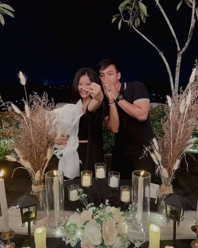 8 Seleb Ini Ternyata Menikah dengan Teman Masa Kecil, Ada yang Sudah Pacaran 12 Tahun!