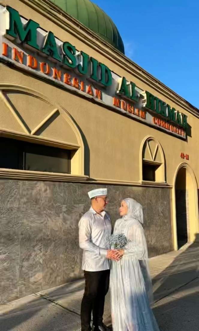 8 Seleb Ini Ternyata Menikah dengan Teman Masa Kecil, Ada yang Sudah Pacaran 12 Tahun!