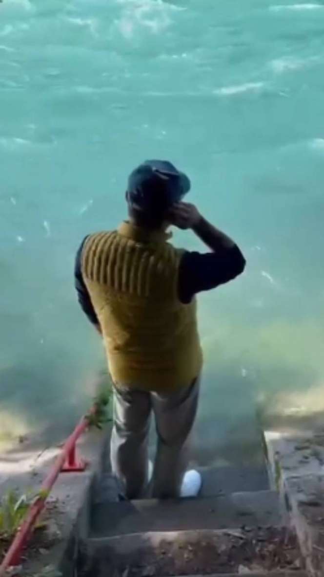 Momen Ridwan Kamil Melantunkan Azan di Tepi Sungai Aare Sebelum Pulang ke Indonesia