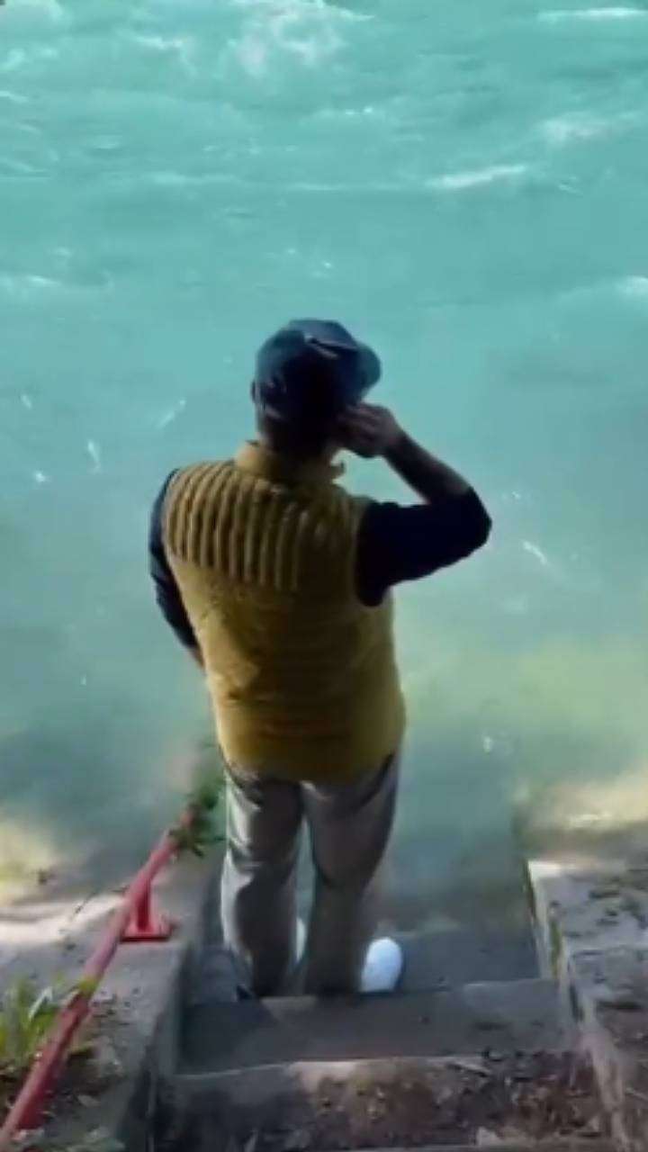 Momen Ridwan Kamil Melantunkan Azan di Tepi Sungai Aare Sebelum Pulang ke Indonesia