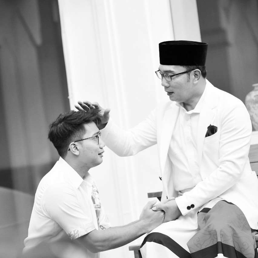 Momen Ridwan Kamil Melantunkan Azan di Tepi Sungai Aare Sebelum Pulang ke Indonesia