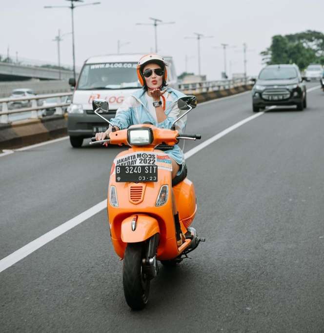 Potret Wika Salim Riding Naik Vespa Pakai Celana Gemes, Netizen Salfok dengan Body Goalsnya!