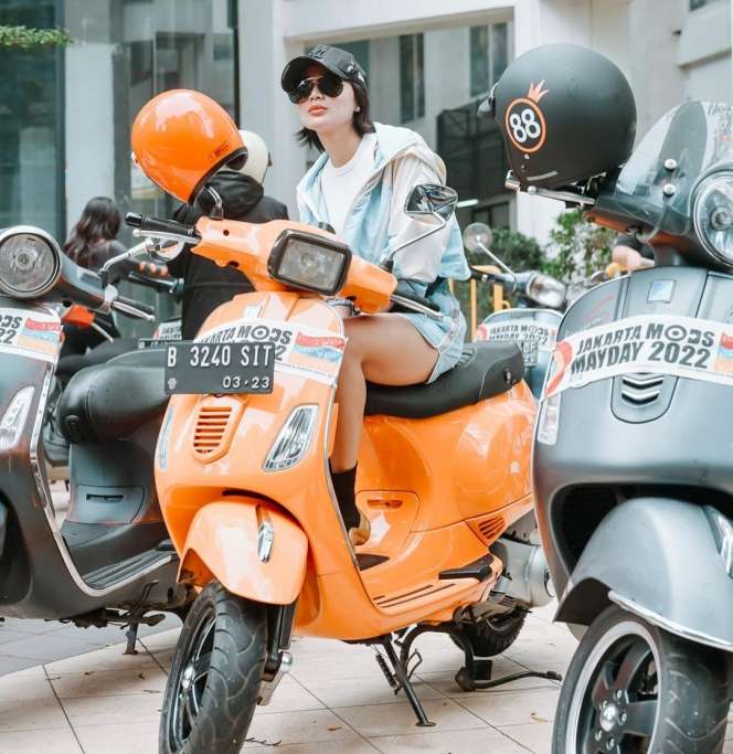 Potret Wika Salim Riding Naik Vespa Pakai Celana Gemes, Netizen Salfok dengan Body Goalsnya!